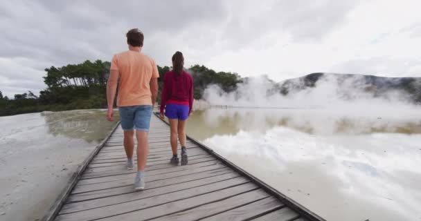 Podróż Nowej Zelandii Para Turystów Basenie Szampanem Basenach Wai Tapu — Wideo stockowe