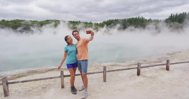 Nový Zéland Turistická Atrakce Pár Turistů Selfie Cestovní Destinace Waiotapu — Stock video