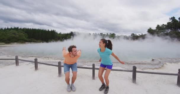 New Zealand Happy Tourist Couple Jumping Happy Having Fun Famous — Stock Video