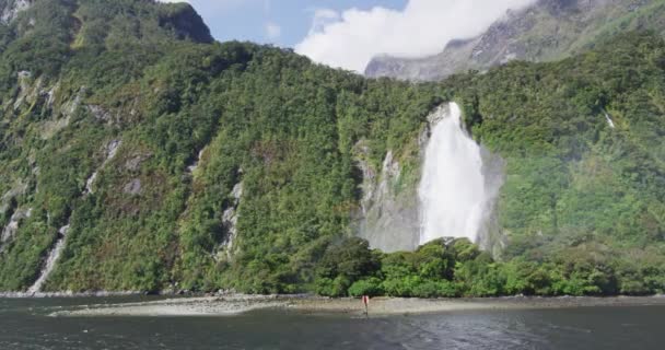米尔福德湾瀑布位于纽西兰南岛的Fiordland国家公园 南部阿尔卑斯山脉 伊丽莎白 鲍恩瀑布夫人从游轮上看到的自然景观 旅游目的地新西兰 — 图库视频影像