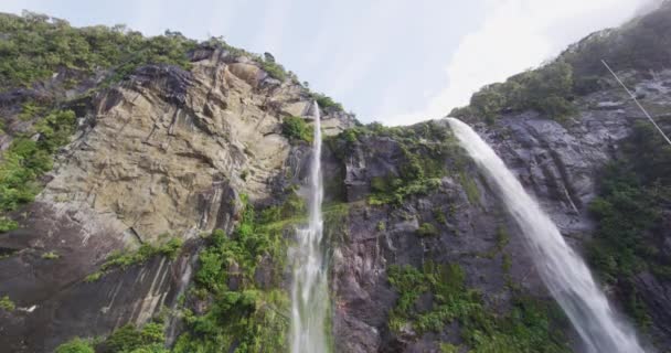 Vízesés Közelről Vízpermettel Szivárványokkal Milford Sound Zélandon Fiordland Nemzeti Park — Stock videók