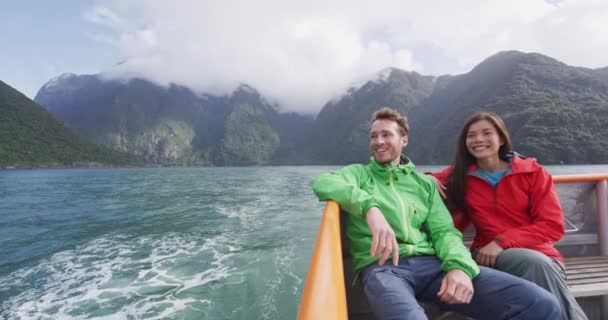 Turyści Wycieczkowi Statkiem Wycieczkowym Milford Sound Fiordland National Park Nowa — Wideo stockowe