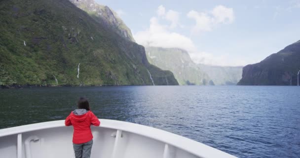 Crucero Turista Viaje Nueva Zelanda Milford Sound Fiordland National Park — Vídeos de Stock