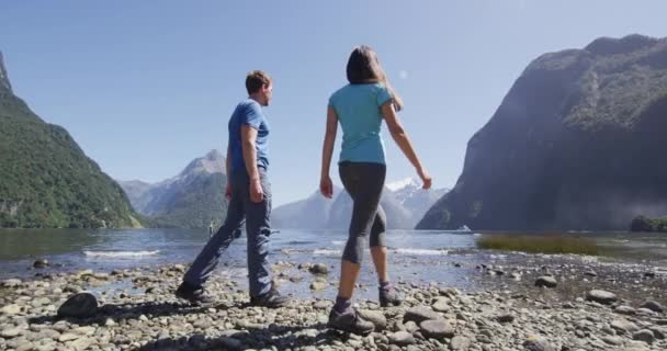 纽西兰游客在密特朗峰附近的米尔福德湾徒步旅行 游览新西兰南岛著名旅游胜地和旅游景点的夫妇 — 图库视频影像