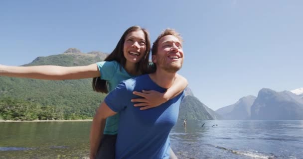 Para Zakochanych Bawiących Się Świeżym Powietrzu Przyrodzie Śmiała Się Uśmiechała — Wideo stockowe