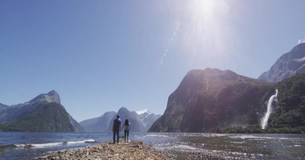 Nueva Zelanda Pareja Turistas Senderismo Mirando Milford Sound Disfrutando Vista — Vídeos de Stock