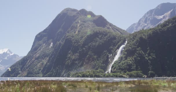 纽西兰米尔福德湾瀑布 位于南部阿尔卑斯山南岛的峡湾国家公园 伊丽莎白 鲍恩瀑布夫人自然景观 著名旅游胜地新西兰 — 图库视频影像