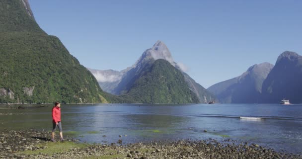 纽西兰游客在密特朗峰附近的米尔福德湾徒步旅行 新西兰妇女游览新西兰南岛著名旅游胜地和旅游景点 — 图库视频影像