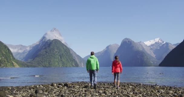 纽西兰 观光客站在米尔福德湾远足 欣赏新西兰南部阿尔卑斯山南岛的标志性风景 著名旅游胜地和地标 — 图库视频影像
