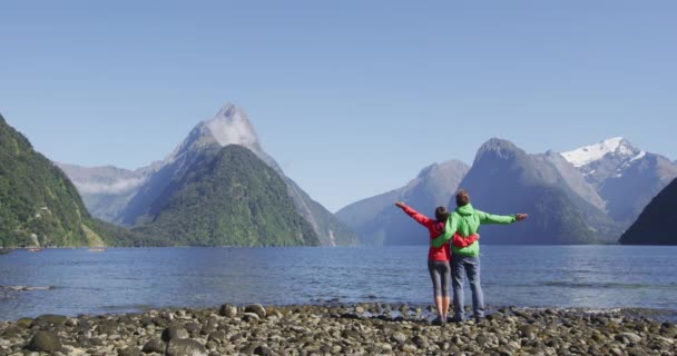 Podróże Przyrodzie Szczęśliwy Wolny Turyści Wanderlust Korzystających Milford Sound Turystyka — Wideo stockowe
