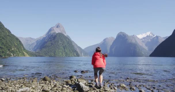 Osoba Świętująca Skoków Bawiąc Się Świeżym Powietrzu Przyrodzie Milford Sound — Wideo stockowe