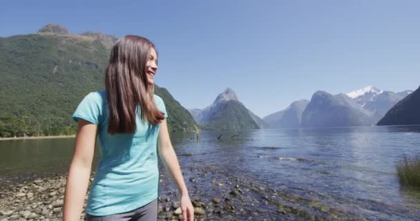 Milford Sound Turystka Wędrująca Nowej Zelandii Ciesząca Się Kultowym Widokiem — Wideo stockowe