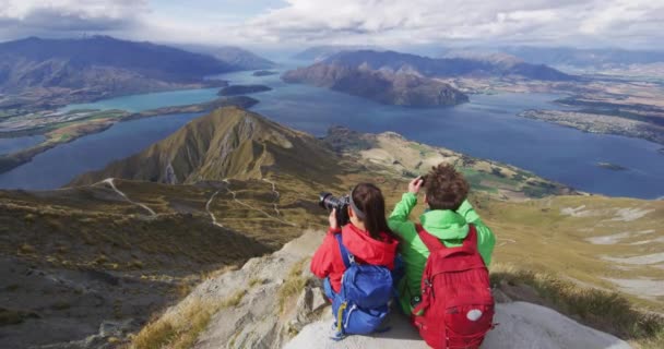 Wandelaars Kijken Naar Uitzicht Bergtop Top Top Wandelvakantie Paar Nemen — Stockvideo