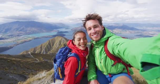 Par Tar Selfie Video Toppen Berget Lever Hälsosam Livsstil Njuter — Stockvideo