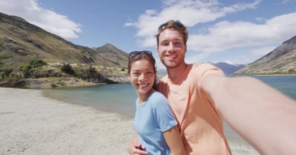 一对夫妇自拍的自然景观视频在新西兰旅游海滨的Hawea湖自然景观 奥塔戈地区瓦纳卡附近 — 图库视频影像