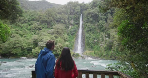 New Zealand Tourists Waterfall Nature Landscape People Looking Waterfall Thunder — Stock Video