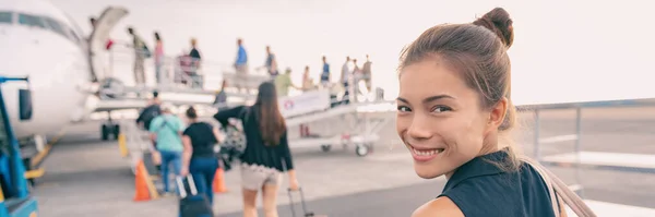 Seyahat Eden Kadın Havaalanında Uçağa Biniyor Asyalı Genç Mutlu Bir — Stok fotoğraf