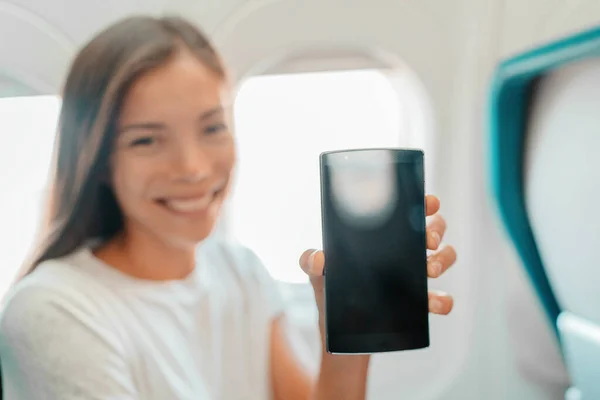 Κινητό Τηλέφωνο Γυναίκα Στην Πτήση Επιβάτης Αεροπλάνου Που Δείχνει App — Φωτογραφία Αρχείου