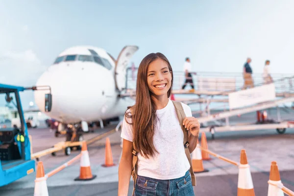 到达目的地的旅行妇女从飞机上下来 在机场连续飞行 快乐的年轻亚洲女游客走在外面的跑道上去度假 — 图库照片