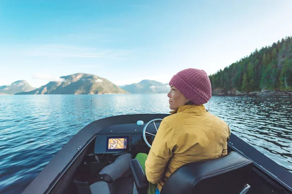 Frau Steuer Eines Motorbootes Bei Sonnenuntergang Der Küstenregion British Columbia — Stockfoto