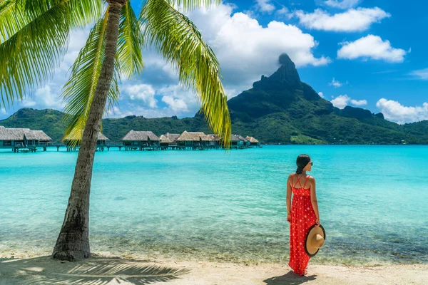 Bora Bora Hotel Lusso Vacanza Donna Turistica Rilassante Sulla Spiaggia — Foto Stock