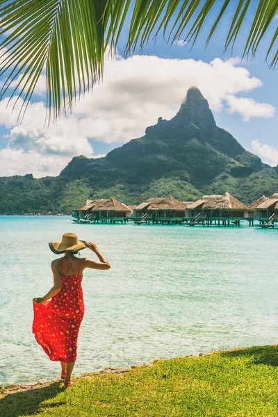 タヒチリゾートは フランス領ポリネシアのボラボラにある水上バンガローヴィラホテルでプライベートアイランドのビーチを歩く新婚旅行先の観光客の女性を旅します 高級ホテルの休暇 — ストック写真