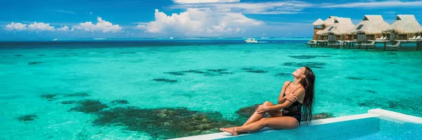 Suntan Playa Vacaciones Mujer Lujo Tomando Sol Por Agua Bungalow — Foto de Stock