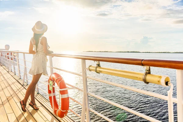 豪華クルーズ船は ヨーロッパの地中海巡航先のバルコニーデッキで夕日を見てエレガントな観光女性を旅行します 夏休みの航海休暇に出航 — ストック写真