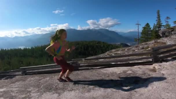 Patikada Koşmak Spor Koşucusu Kadın Yokuş Yukarı Koşuyor Dağlarda Maraton — Stok video