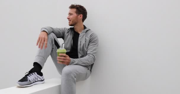 Άνθρωπος Πίνει Πράσινο Smoothie Αθλητής Σπανάκι Κρύο Πιεσμένο Χυμό Ποτό — Αρχείο Βίντεο