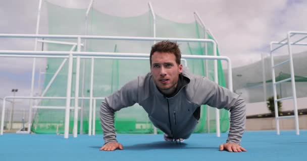 Hombre Entrena Flexiones Haciendo Entrenamiento Fuerza Aire Libre Ajuste Muscular — Vídeos de Stock