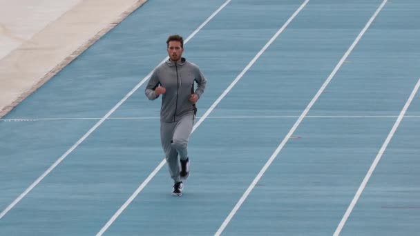 Běžec Běžící Muž Trénuje Atletické Dráze Stadionu Sportovec Joggingu Zahřívá — Stock video