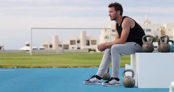 Fitness Hombre Gimnasio Relajante Durante Los Ejercicios Entrenamiento Aire Libre — Vídeos de Stock