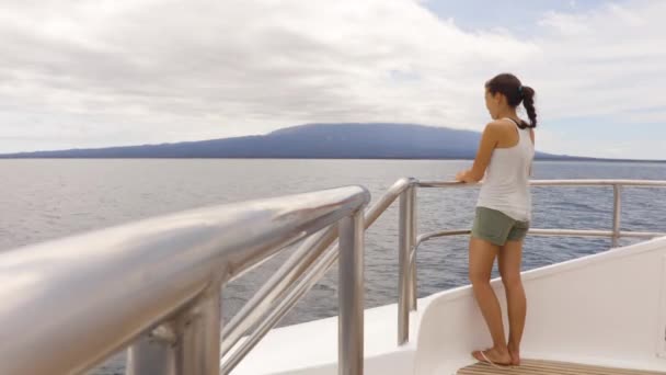 Cruzeiro Turístico Iate Luxo Olhando Para Paisagem Natureza Mar Nas — Vídeo de Stock
