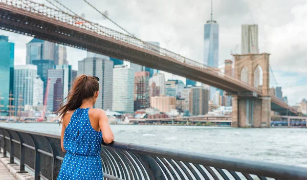 纽约市妇女观看布鲁克林大桥 并从布鲁克林公园看到曼哈顿市中心的天际线 生活在美国纽约市夏季旅行的城市生活方式 — 图库照片