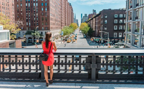 ニューヨークのライフスタイル ニューヨーク ハイライン パークに立つ可愛いドレス姿の若いプロの女性は 次の引越しを検討しながら街の景色を楽しむ — ストック写真
