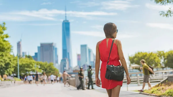 ニューヨーク市の生活 マンハッタンのスカイラインを眺めながら歩く女性完璧な夏の日にハドソン川側でマンハッタンを楽しんで歩くアメリカ人 ニューヨークの街並み — ストック写真