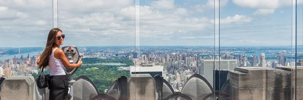ニューヨークのアメリカ旅行観光客休暇 高層ビルから双眼鏡でスカイラインの景色を見る女性 女の子の夏休み旅行アメリカ合衆国の道路の旅 — ストック写真