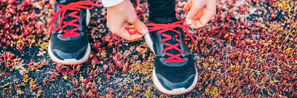 라이프 스타일의 선수가 산책로 파노라마 위에서 신발을 준비를 있습니다 클로즈업한다 — 스톡 사진