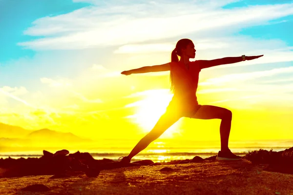 ヨガウェルビーイング女性は朝の日の出に屋外でトレーニング 健康と健康の概念 シルエットは太陽の空に反対 — ストック写真