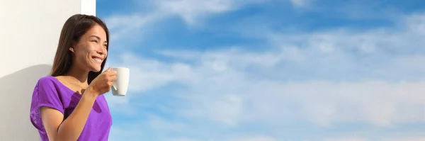 Женщина Пьющая Детоксикационный Чай Горячий Кофе Счастлива Глядя Небо Панорамным — стоковое фото