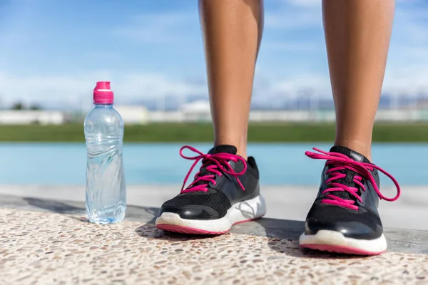 身穿水瓶跑鞋的女子准备去体育场跑步 粉红鞋带鞋 — 图库照片