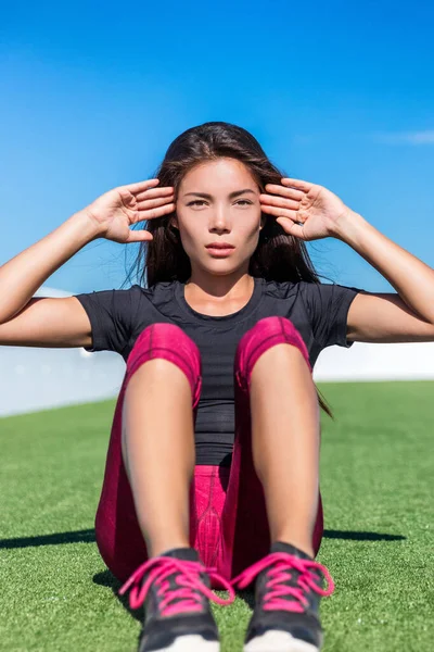 Übung Frau Tut Situps Outdoor Workout Training Fitness Motivation Konzentriert — Stockfoto