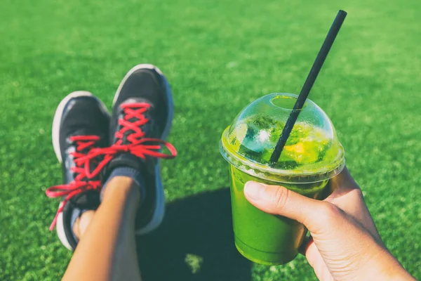 Yeşil Smoothie Detoks Temizleyici Kız Plastik Bardaktan Yemek Içiyor Sağlıklı — Stok fotoğraf