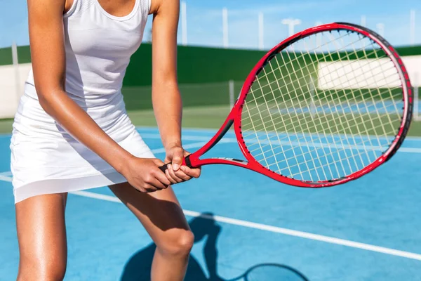 スポーツクラブでのテニス女性は白いスカートのスポーツウェアの衣装で屋外ブルーハードコートでゲームをプレイ — ストック写真
