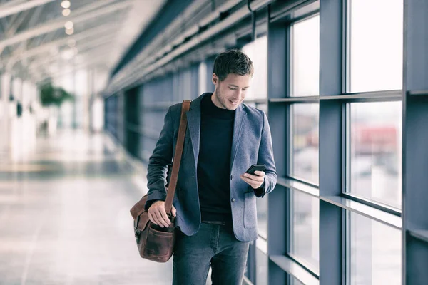 Mobile Phone Business Man Walking Airport Messenger Bag Using Cellphone — Stock Photo, Image