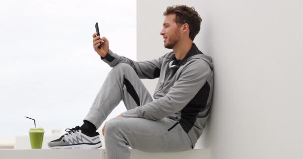 Téléphone Fitness Sain Jeune Homme Utilisant Smartphone Regarder Des Vidéos — Video