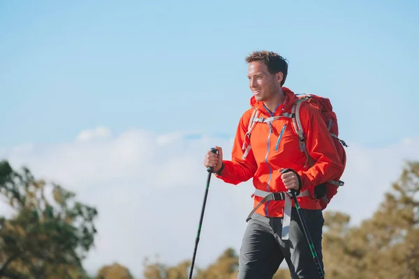 Чоловік Ходить Гірській Стежці Літній День Відкритому Повітрі Куртці Верхнього — стокове фото