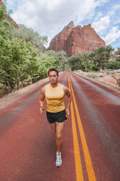 Спортсмен Біжить Відкритому Повітрі Бігаючи Червоній Дорозі Межами Природного Ландшафту — стокове фото