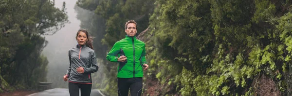 Sonbaharda Yağmurda Dışarıda Koşan Koşucular Soğuk Hava Mevsiminde Sonbaharda Dışarıda — Stok fotoğraf